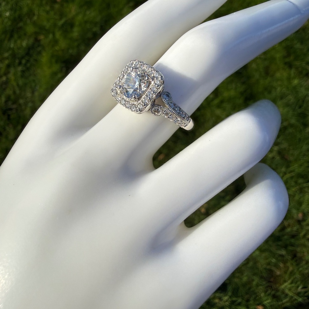 Sterling Silver Cubic Zirconia Cluster Classic Cocktail Ring Size 8 - 4.2g.